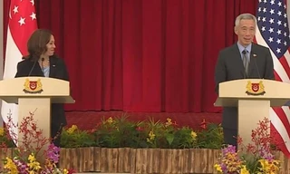 Thủ tướng Singapore và Phó Tổng thống Mỹ đã thử micro thế nào mà cả phòng họp bật cười?