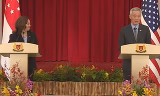 Thủ tướng Singapore và Phó Tổng thống Mỹ đã thử micro thế nào mà cả phòng họp bật cười?