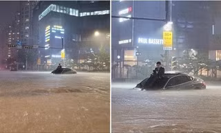 Anh chàng “chill” trên mui ô tô giữa mưa to ngập đường ở Hàn Quốc, dân mạng vội tìm "in tư"