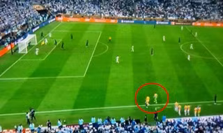 Bàn thắng của Messi trong hiệp phụ là không hợp lệ vì Argentina đã vi phạm một quy định?