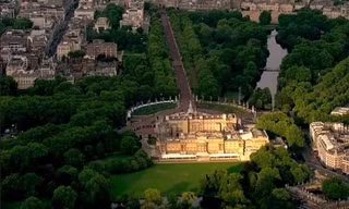 Ánh nắng bình minh chỉ chiếu xuống Cung điện Buckingham trong khi xung quanh vẫn tối