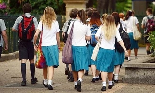 Bắt tất cả nam sinh đứng xin lỗi nữ sinh vì “tội lỗi của đàn ông”, nhà trường gây phẫn nộ