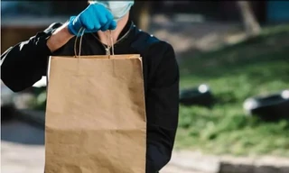 “Đùa dại” khiến khách hàng “suýt đau tim”, một dịch vụ giao thức ăn bị kêu gọi tẩy chay