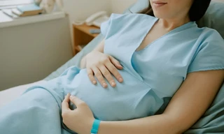 Em bé trong bụng “trượt” một chân ra ngoài, người mẹ tạo nên kỳ tích khó tin