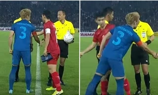 Tại sao Hùng Dũng và Theerathon không bắt tay nhau trước khi trận Chung kết bắt đầu?