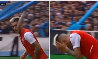 Khoảnh khắc khó tin trong bóng đá: Cầu thủ đang đá thì bị một con cá sống văng trúng mặt