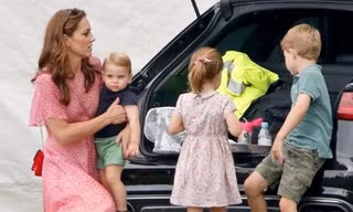 Các nhóc tì nhà William - Kate làm gì khi đi shopping mà mẹ Kate được khen khéo dạy con?