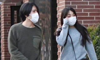 Cựu Công chúa Mako ra phố khám phá nơi ở mới: Phong cách ăn mặc ngày càng giống chồng