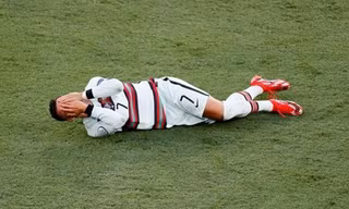 Khán giả thắc mắc khi Cristiano Ronaldo nằm lăn trên sân: "Va chạm tay nhưng sao ôm mặt?" 