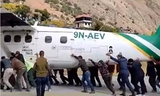 Máy bay bị nổ lốp ở Nepal, hành khách và nhân viên sân bay phải cùng nhau ra đẩy