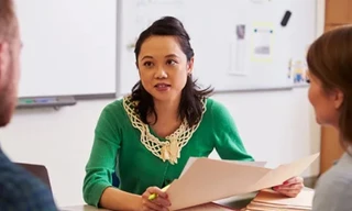 Nam sinh viết lời nhắn gửi mẹ khi đi họp phụ huynh, cách xử trí của người mẹ gây tranh cãi