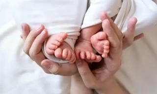 Ấn Độ: Cặp vợ chồng sinh đôi hai bé gái đúng 2 năm sau ngày mất của hai cô con gái lớn