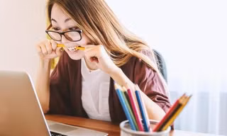 Bị thầy giáo hỏi khi học online, nữ sinh viên vờ im thít để tra Google nhưng lại “sơ hở”