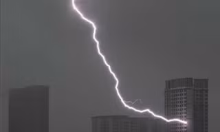 Tia sét kỳ lạ "ngoặt" chính xác vào một căn hộ chung cư, dân mạng phỏng đoán lý do là gì?