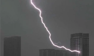 Tia sét kỳ lạ "ngoặt" chính xác vào một căn hộ chung cư, dân mạng phỏng đoán lý do là gì?