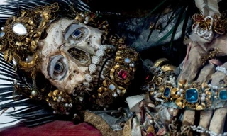 Kinh ngạc những bộ xương gắn đầy đá quý