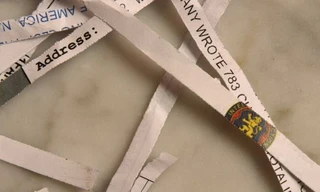 Lộ tài liệu mật trong… hoa giấy