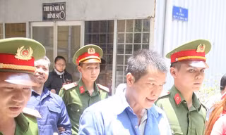 Dẫn giải nguyên cán bộ CSGT Nguyễn Cảnh Chân sau phiên tòa. Ảnh: Tân Châu