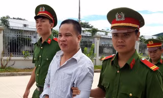 Dẫn giải bị cáo Hiền sau ngày xét xử. Ảnh: Tân Châu