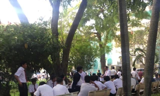 7h sáng nay hàng trăm tài xế VinaSun đã có mặt tại sân tòa án. Ảnh: Tân Châu