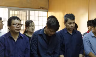 Các bị cáo nghe tòa tuyên án. Ảnh: Tân Châu