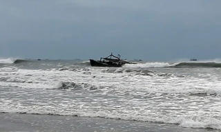 Sà lan 500 tấn chìm trên biển Phú Quốc	