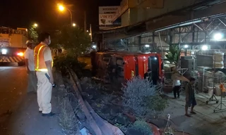 Tiền Giang: Xe giường nằm va chạm xe với tải rồi lật ngang, 5 người bị thương