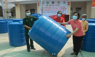 Tặng hàng trăm bồn chứa nước cho người dân huyện Cù Lao Dung