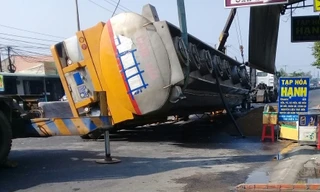 Xe bồn lật giữa đường, Quốc lộ 1 ùn tắc nhiều km