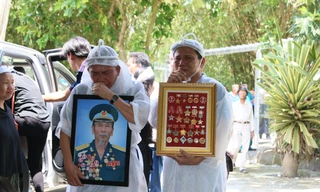 Lưu luyến tiễn đưa Anh hùng phi công Nguyễn Văn Bảy về với đất mẹ