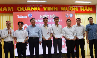 Chủ nhật Đỏ tại Trà Vinh: Trao 20 suất học bổng cho sinh viên nghèo vượt khó