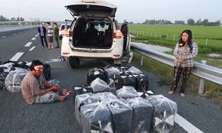 Bắt giữ cặp vợ chồng chở thuốc lá lậu, tông vào xe cảnh sát trên cao tốc 