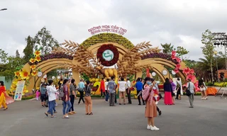 Người dân mang khẩu trang, xếp hàng chụp ảnh ở đường hoa xuân Cần Thơ 