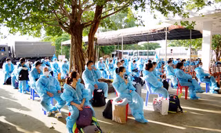 Đón 117 công dân Việt Nam từ Singapore về nước