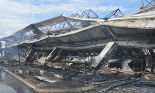 10.000m2 nhà xưởng Cty May Nhà Bè tan hoang sau vụ cháy