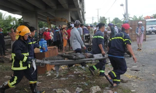 Hai ô tô rơi khỏi cầu Hàm Luông sau va chạm, nhiều người thương vong