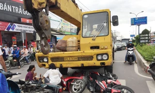 Xe cứu hộ cuốn hàng loạt xe máy vào gầm, bé trai 6 tuổi tử vong