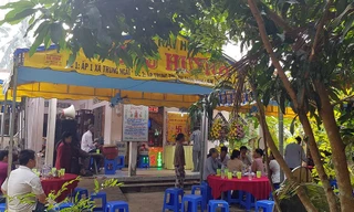 Hàng xóm đến chia buồn cùng gia đình. 