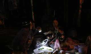 Nửa đêm đi 'chợ ma' giữa vùng nước nổi