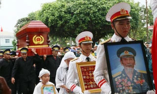 Ngàn người dân đón linh cữu Anh hùng phi công Nguyễn Văn Bảy