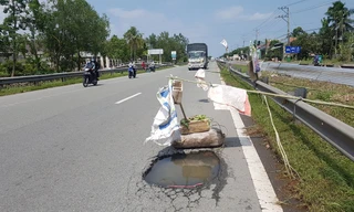 Triều cường 'uy hiếp', quốc lộ 1A xuất hiện nhiều hố sâu