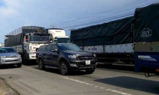 Xe đầu kéo va chạm xe tải, Quốc lộ 1 ùn ứ hàng km