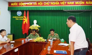 T. (bìa trái) làm việc với cơ quan chức năng