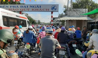 Hàng nghìn người đứng ‘chôn chân’ chờ qua phà Đại Ngãi