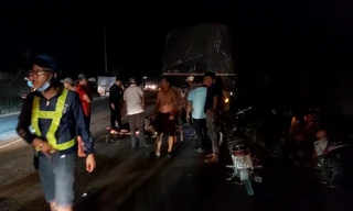 Lao vào đuôi xe đầu kéo đang dừng bên đường, nam thanh niên tử vong tại chỗ