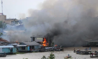 Cháy lớn cạnh chợ nổi Cái Răng, thiêu rụi nhiều căn nhà