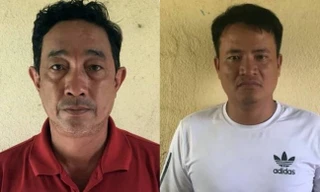 Phan Văn Dũng (áo đỏ) và Nguyễn Văn Uần tại cơ quan công an.