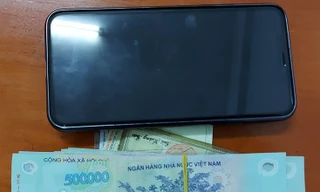 Y sĩ khai quay lén phòng tắm của 'cô hàng xóm' để cưỡng dâm, tống tiền