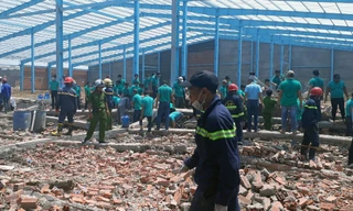 Sập tường nhà xưởng ở Vĩnh Long, nhiều người tử vong