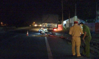 Hai mẹ con tử vong sau cú tông đuôi xe tải kinh hoàng